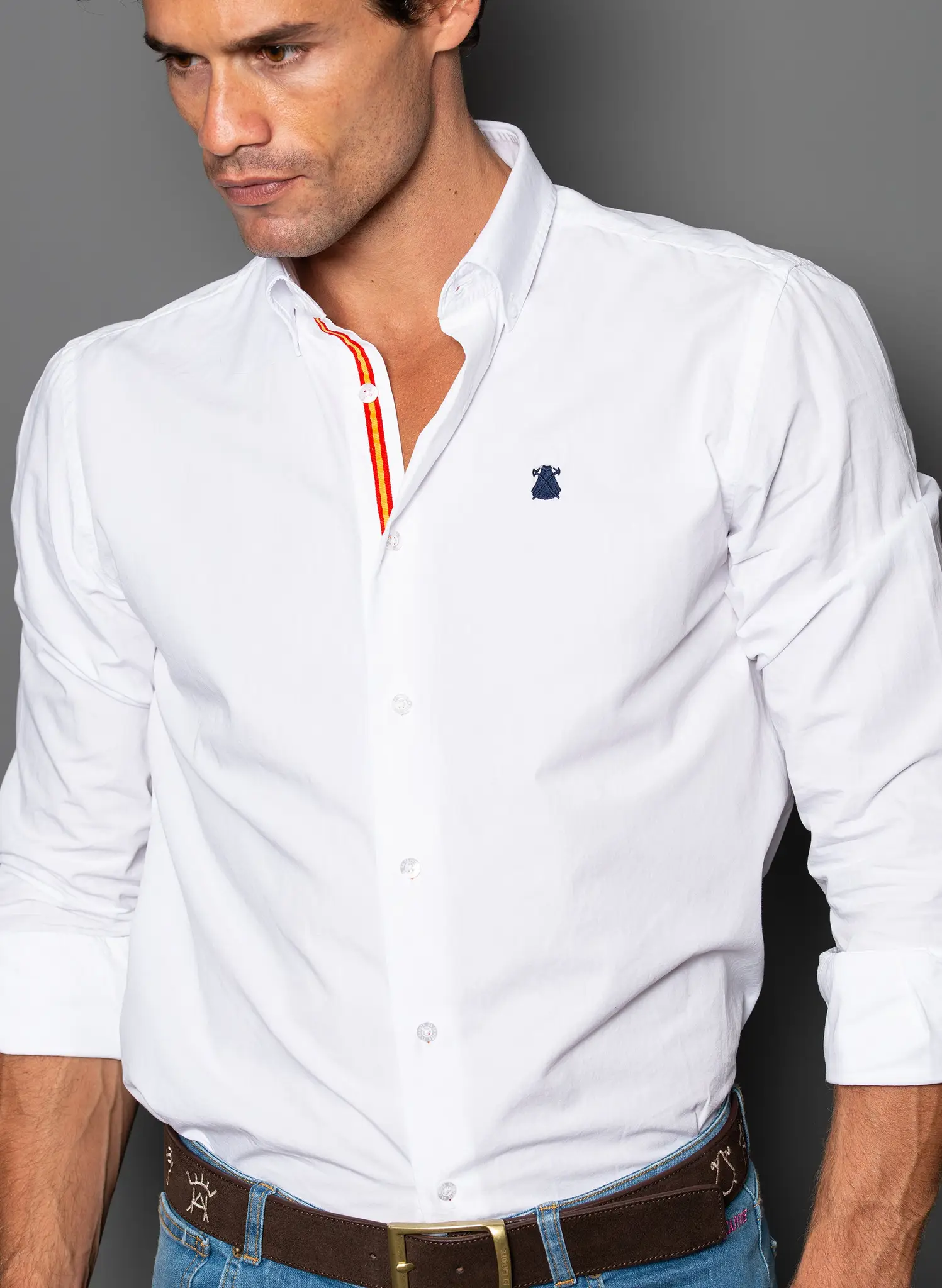 Camisa Blanca Cinta España Cuello Botón - Image 4
