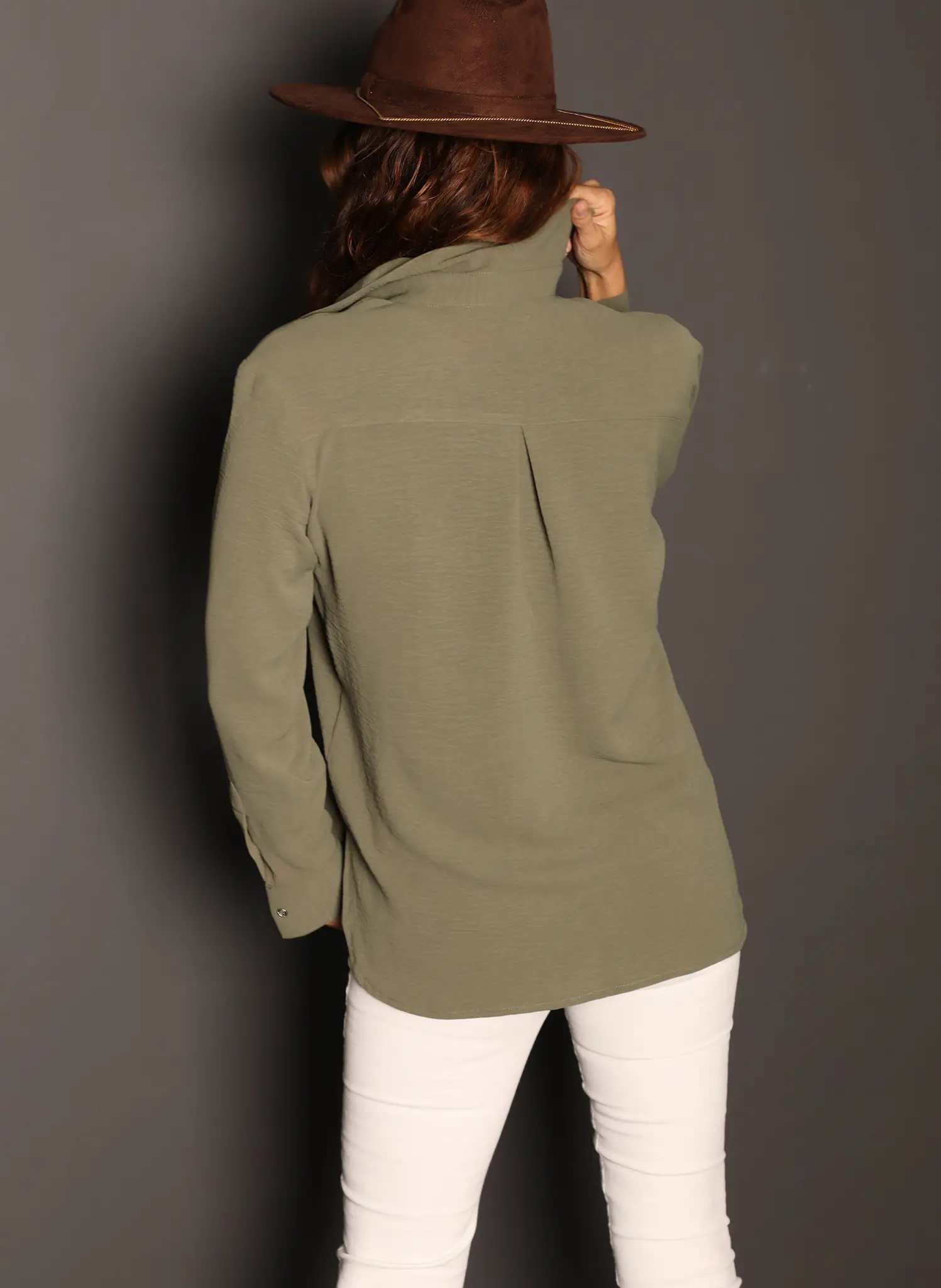 Camisa Kaki Oversize Dos Bolsillos Mujer - Image 4