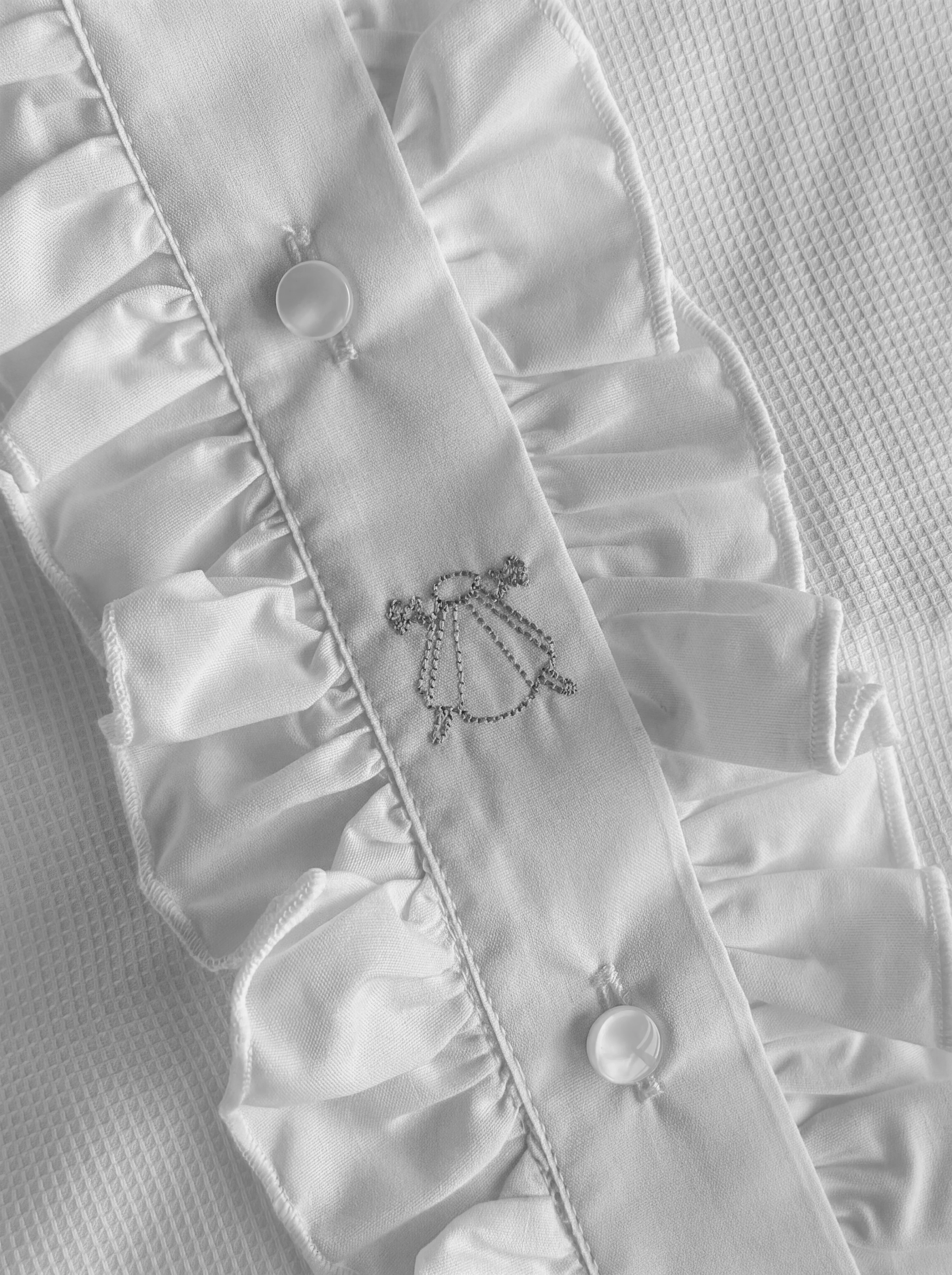 Camisa Blanca Pechera con Volante Puño Mujer - Image 3