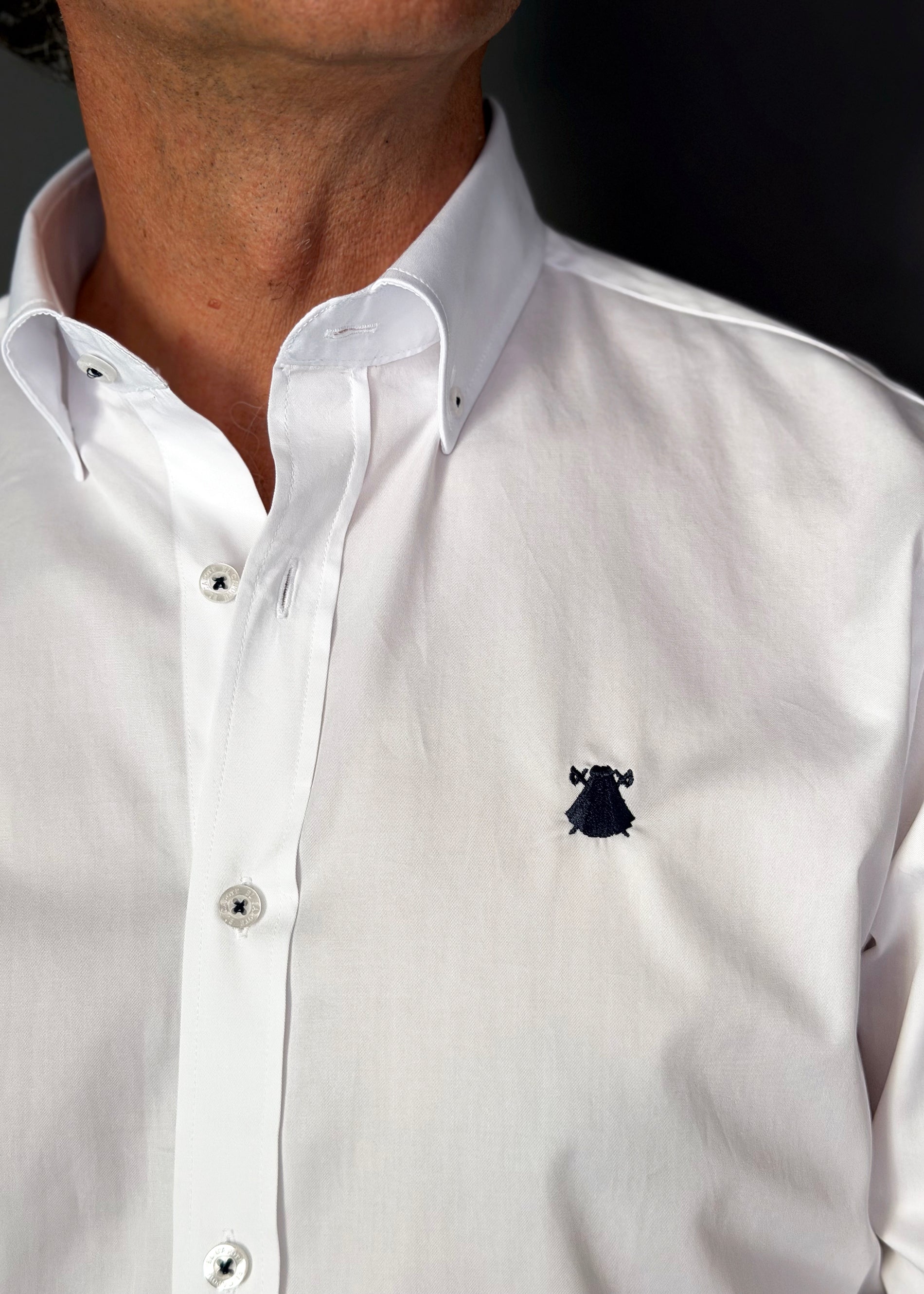 Camisa Blanca Sarga Hilo Azul Hombre - Image 2
