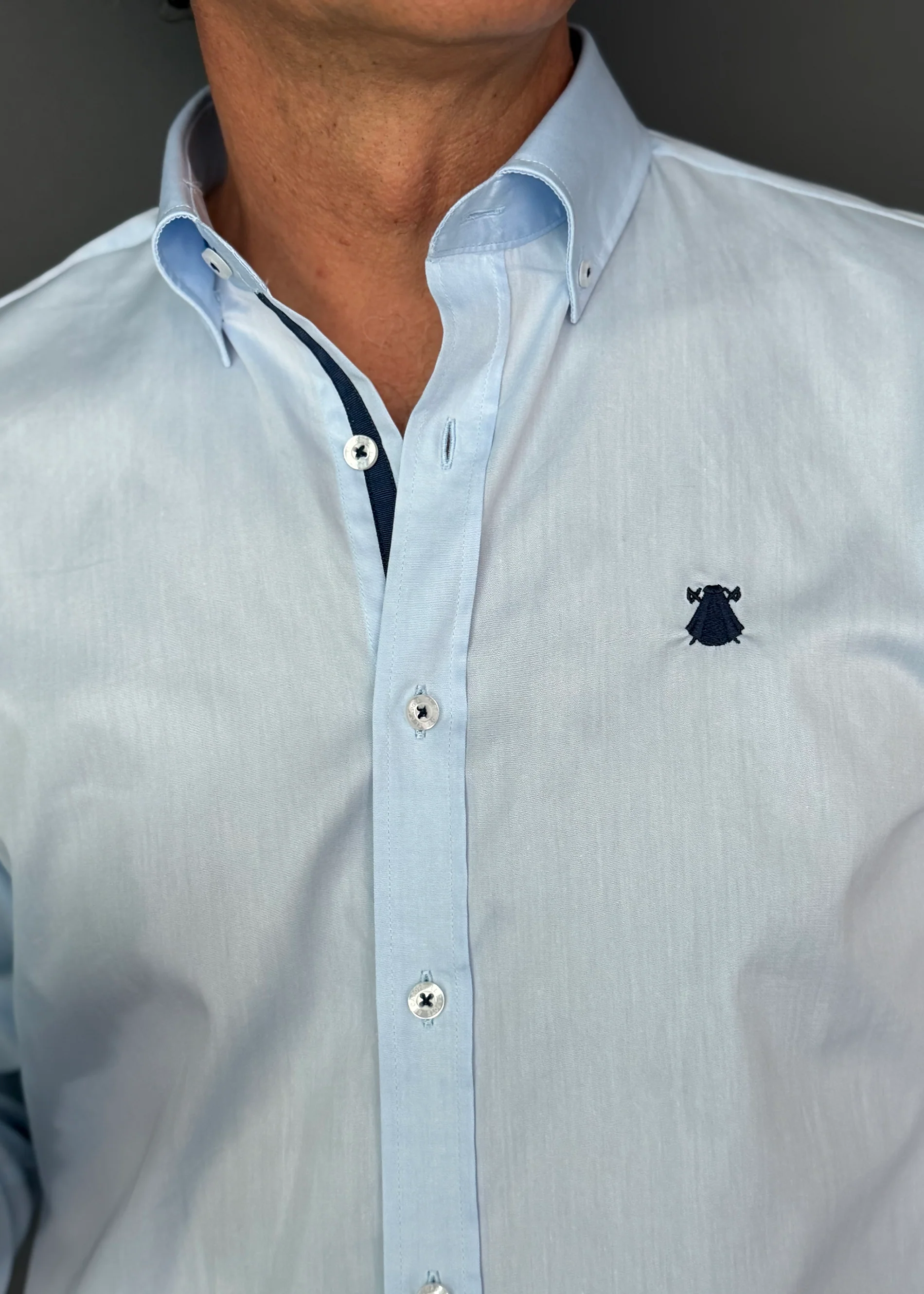 Camisa Celeste Sarga Hilo Azul Hombre - Image 2