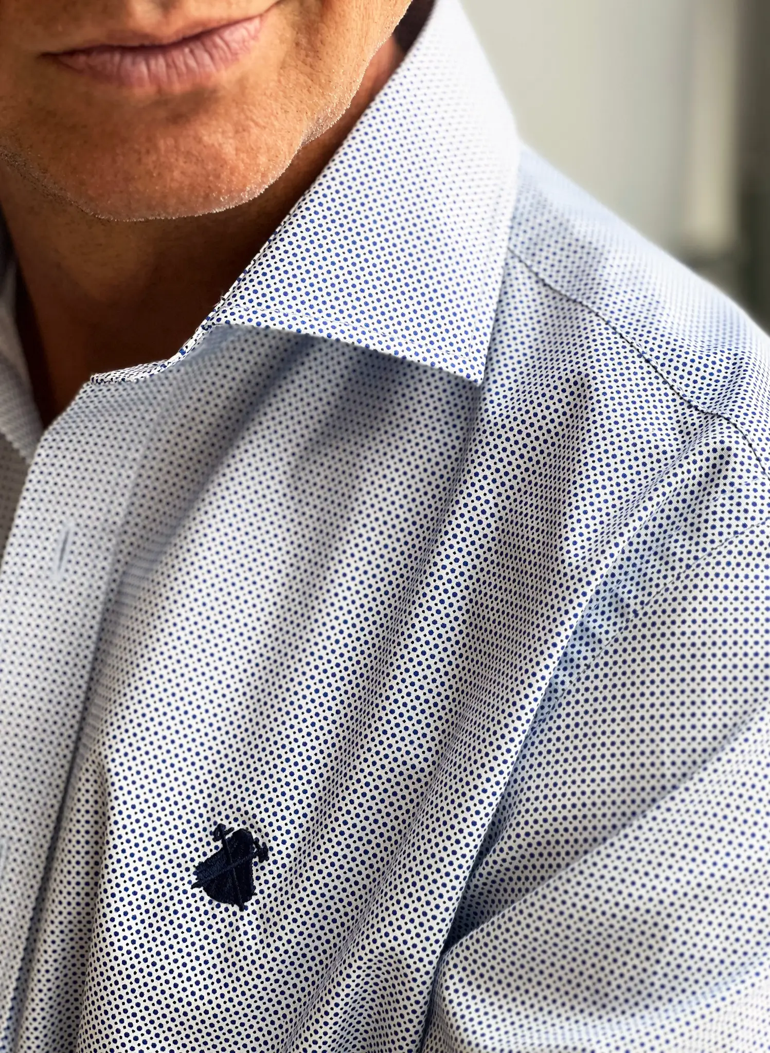 Camisa Estampada Topos Azules Hombre - Image 4