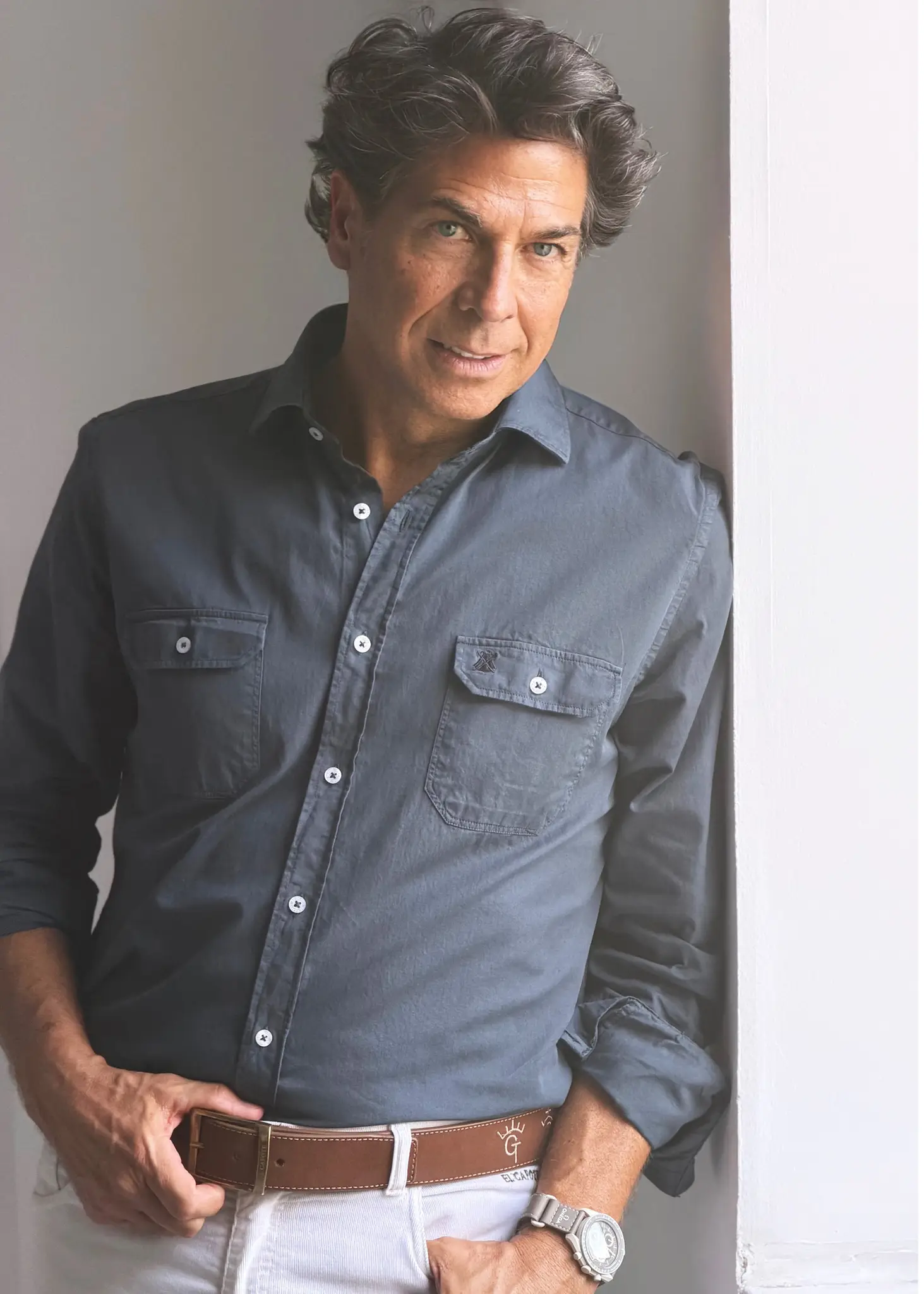 Camisa Gris Grafito Dos Bolsillos Hombre - Image 3
