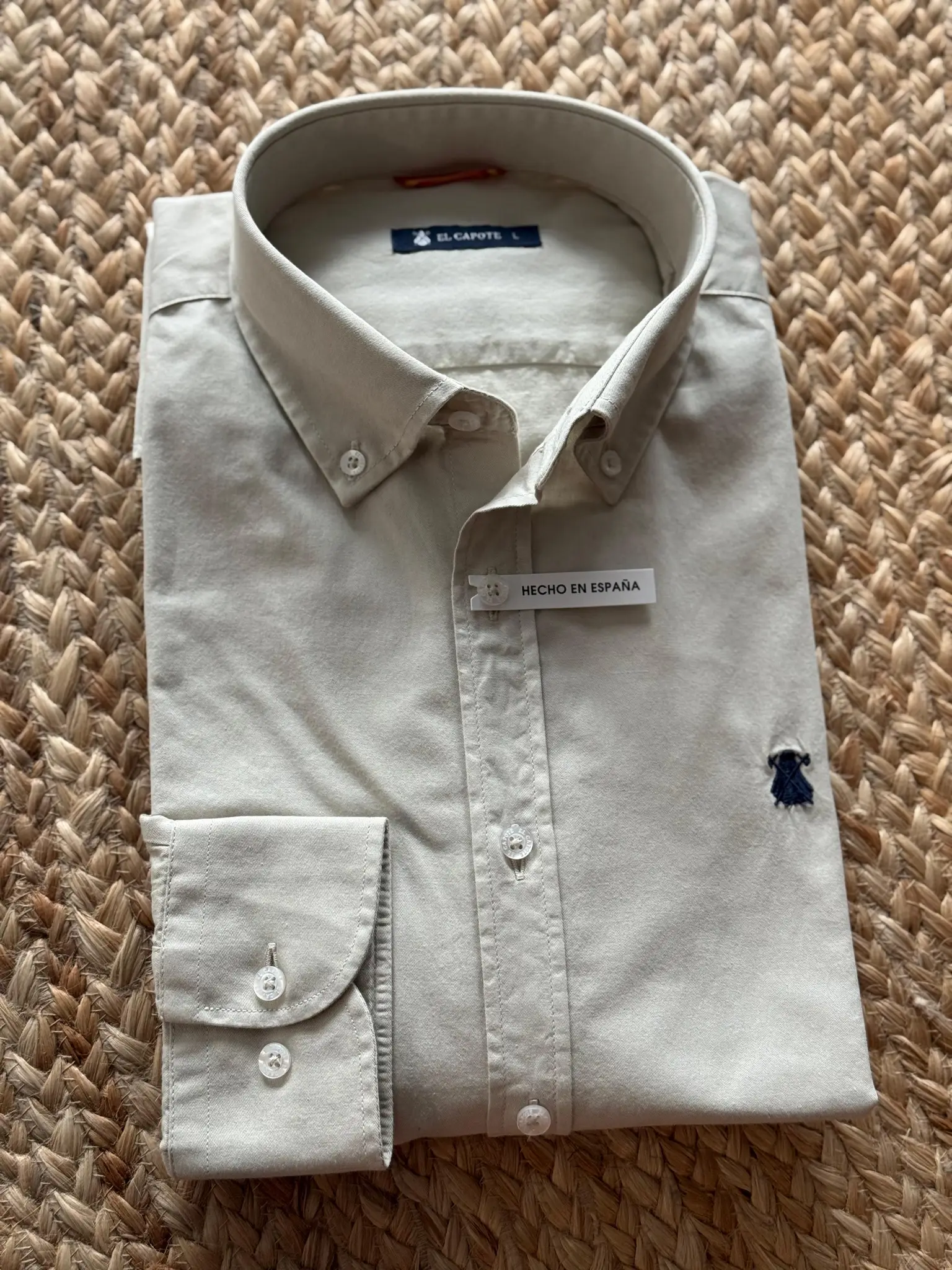 Camisa Hombre Sarga Beige Cuello Botón - Image 4