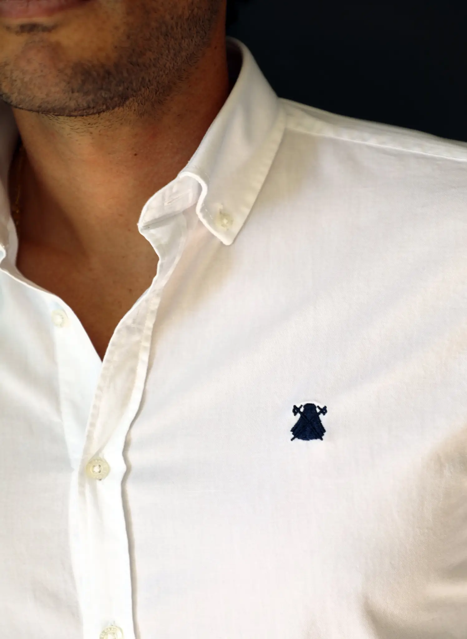 Camisa Hombre Sarga Blanca Cuello Botón Capote Azul - Image 3