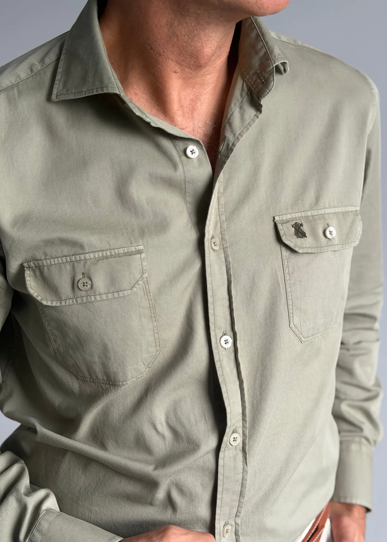 Camisa Kaki Dos Bolsillos Hombre - Image 4