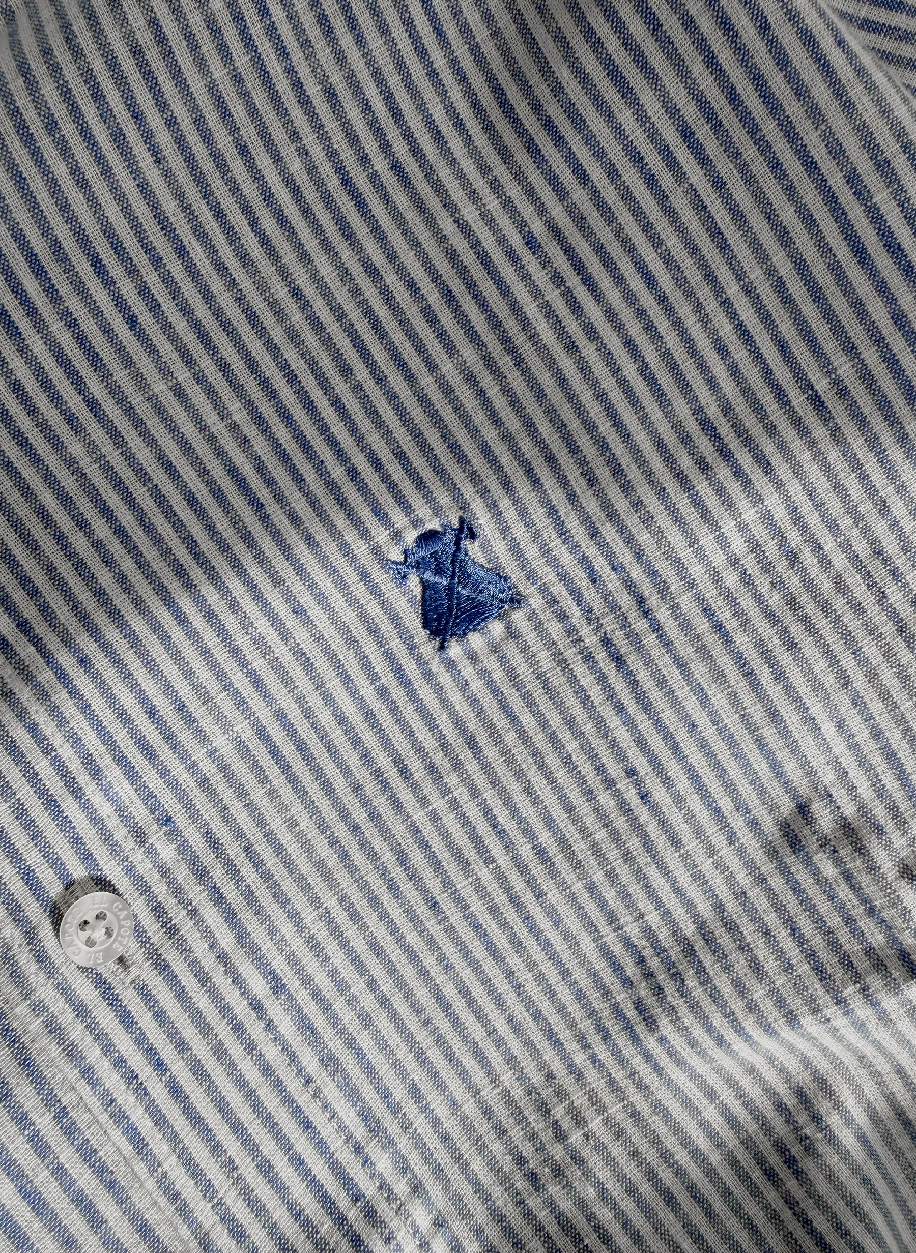 Camisa Rayas Azules Lino Cuello Botón Hombre - Image 4