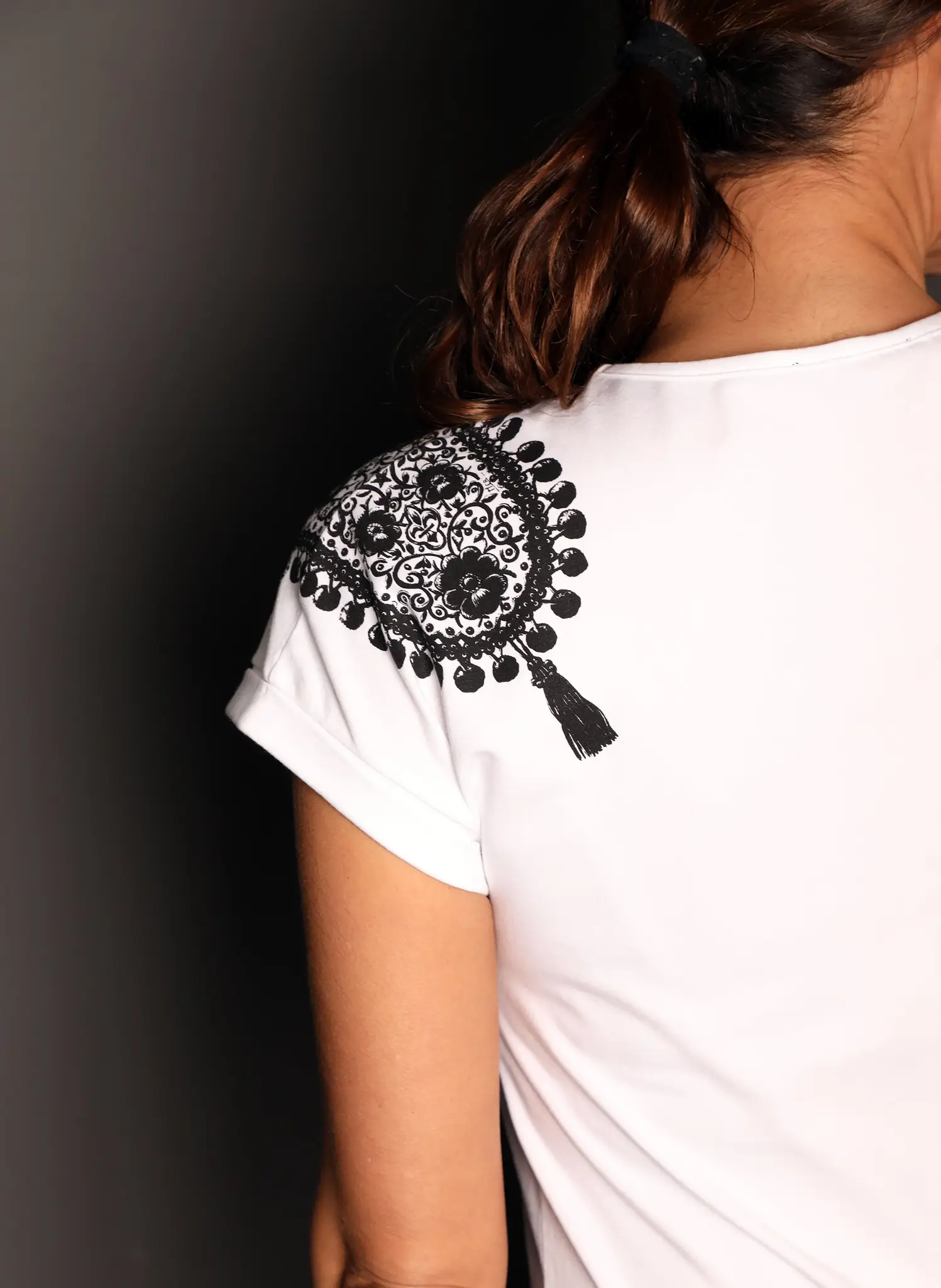 Camiseta Blanca Hombreras Toreras Mujer - Image 3