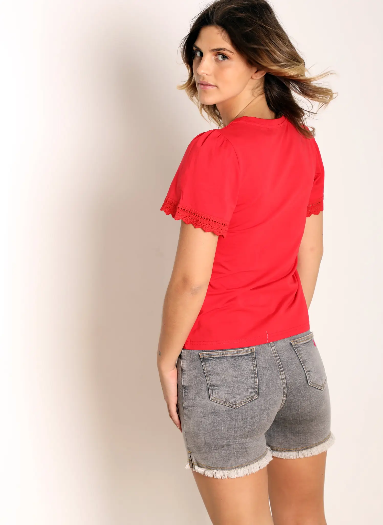 Camiseta Mujer Roja Manga Cinta Encaje - Image 3