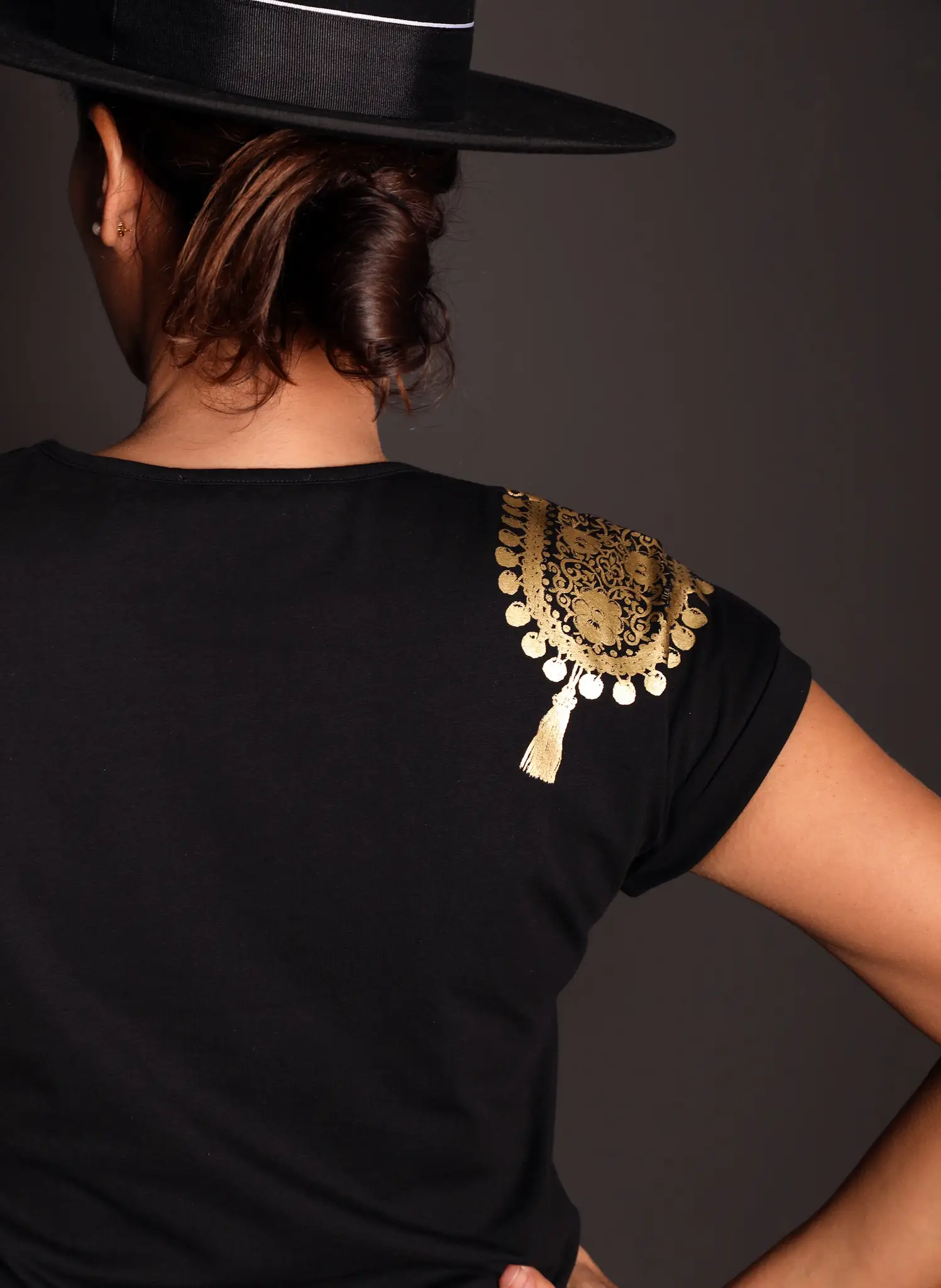 Camiseta Negra Hombreras Toreras Mujer - Image 3