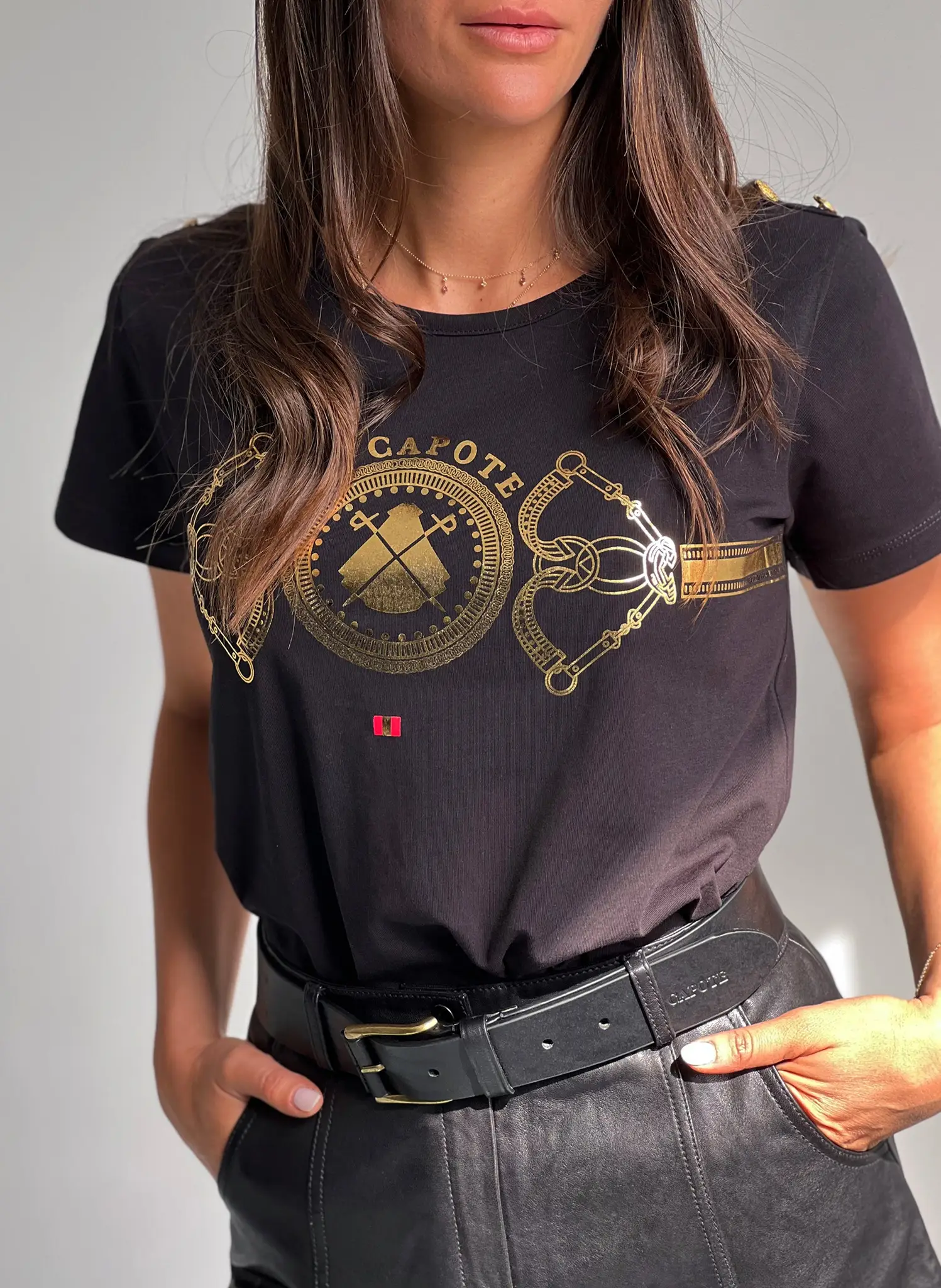 Camiseta Negra Hierro Dorado Mujer - Image 4