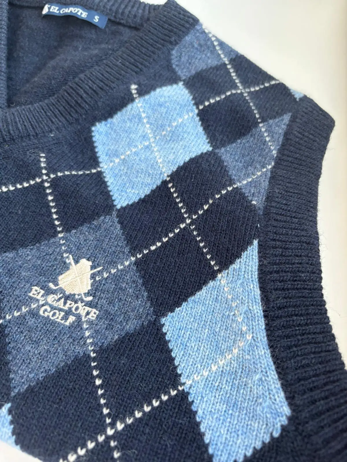 Chaleco Azul Lambswool Cuello Pico Rombos Mujer - Image 5