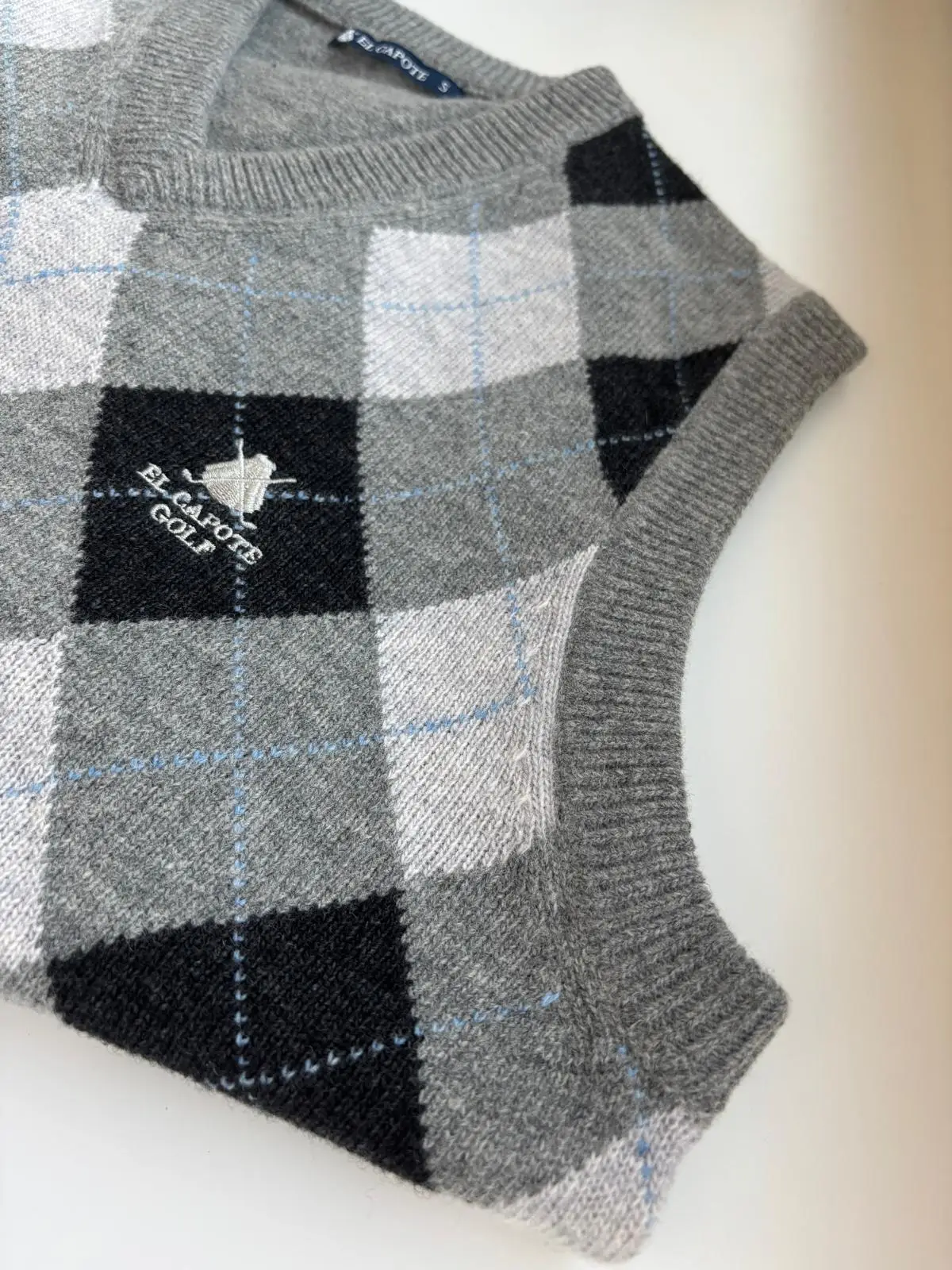 Chaleco Gris Lambswool Cuello Pico Rombos Mujer - Image 5