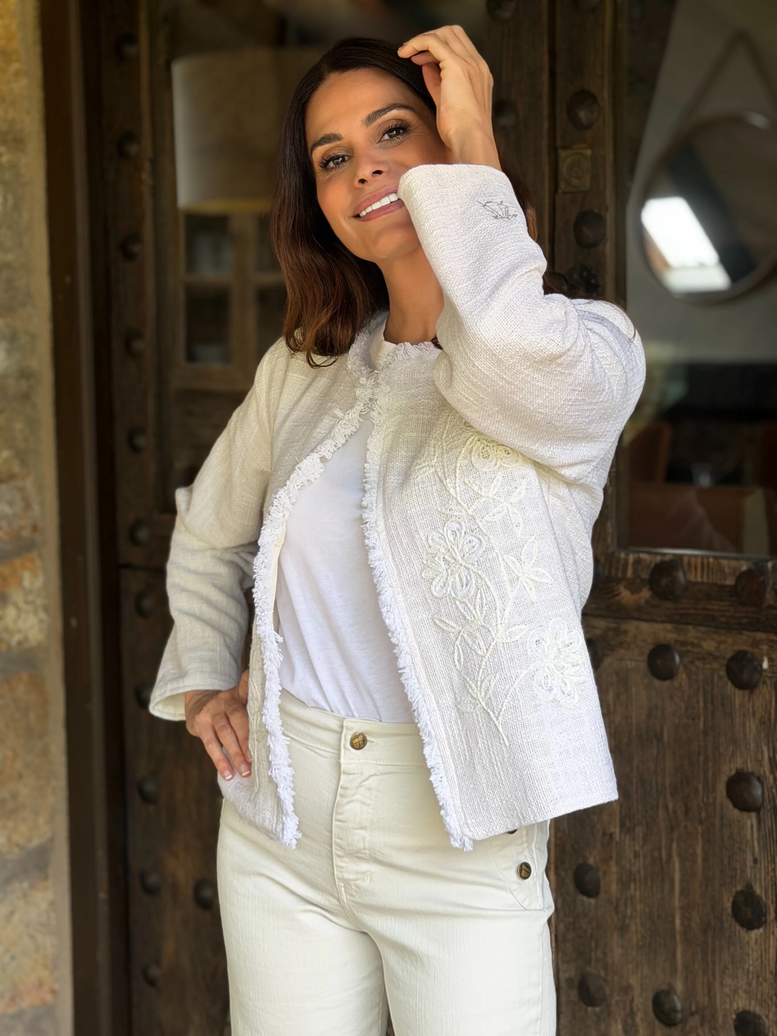 Chaqueta Beige Bordada Mujer - Image 3