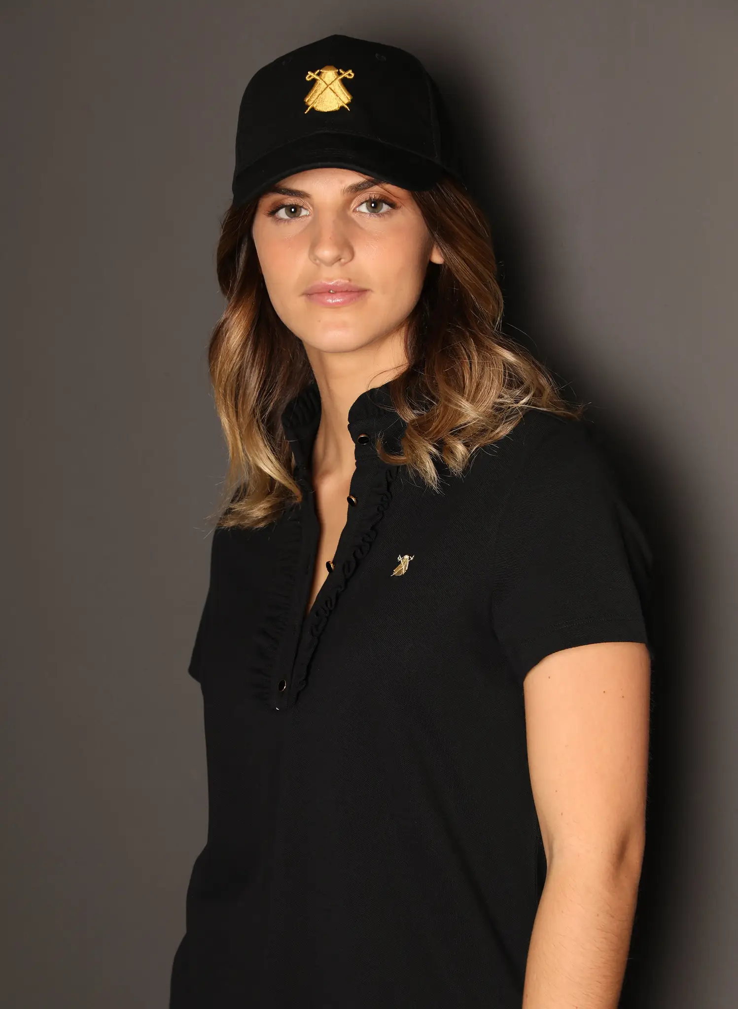 Gorra Negra Capote Dorado - Image 4