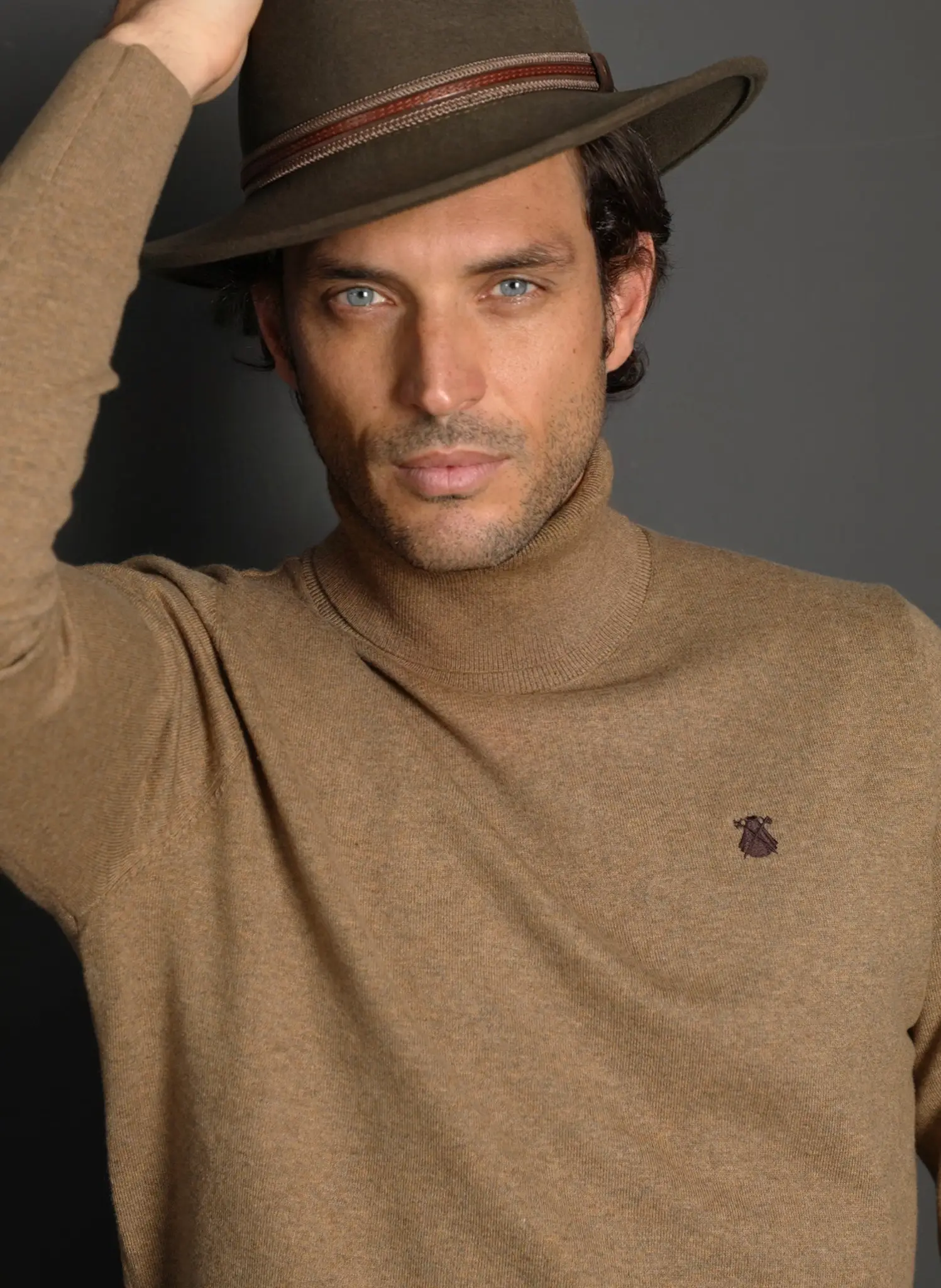 Jersey Cuello Alto Camel Hombre - Image 4