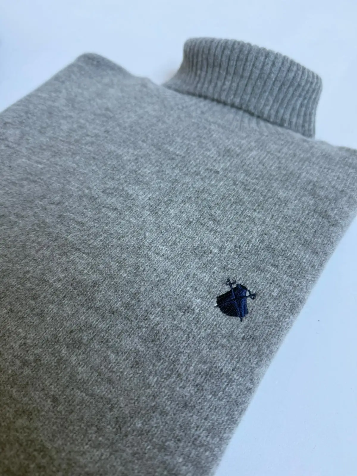 Jersey Gris Lambswool Cuello Alto Hombre - Image 4