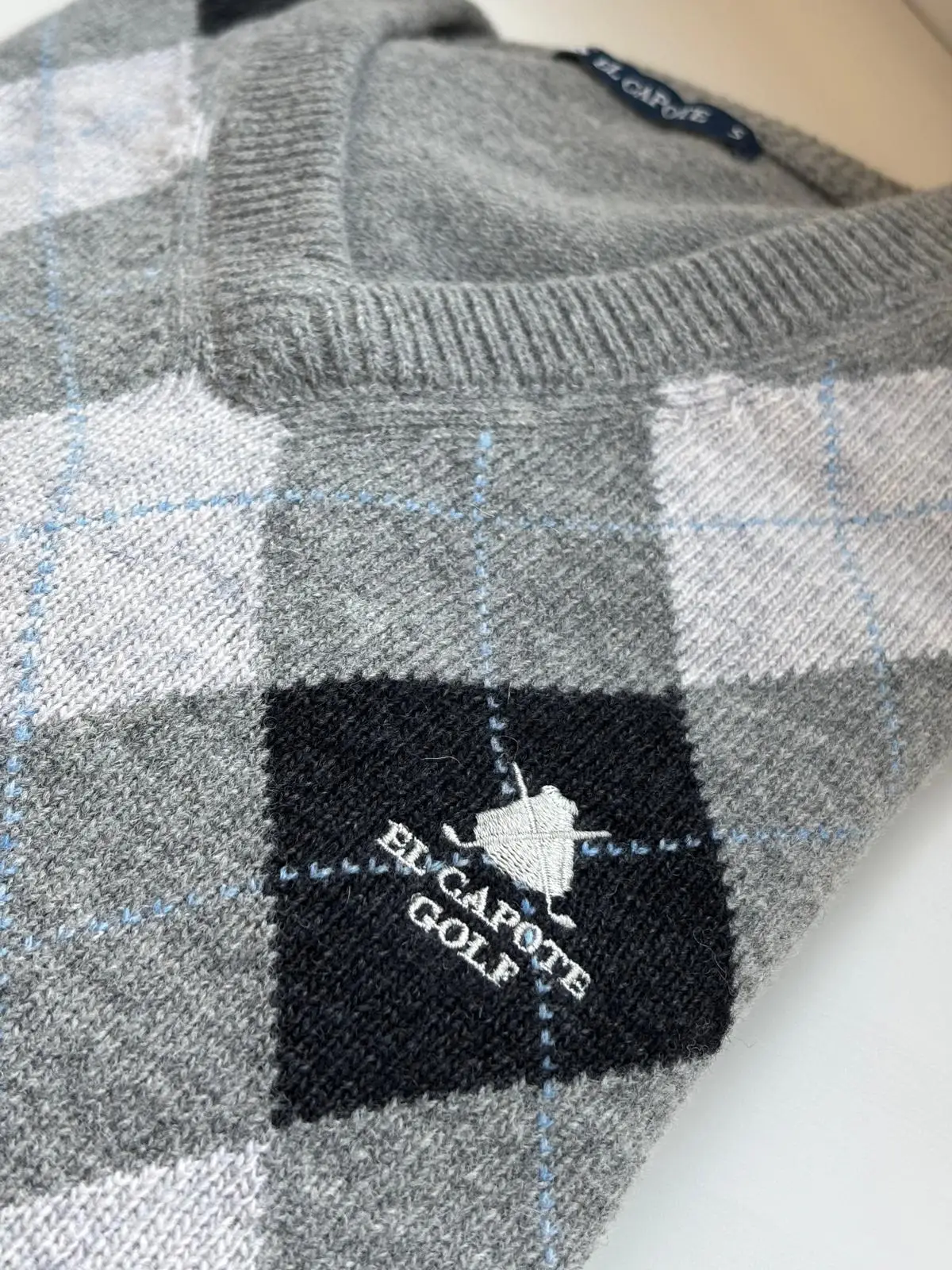 Jersey Gris Lambswool Cuello Pico Rombos Mujer - Image 5