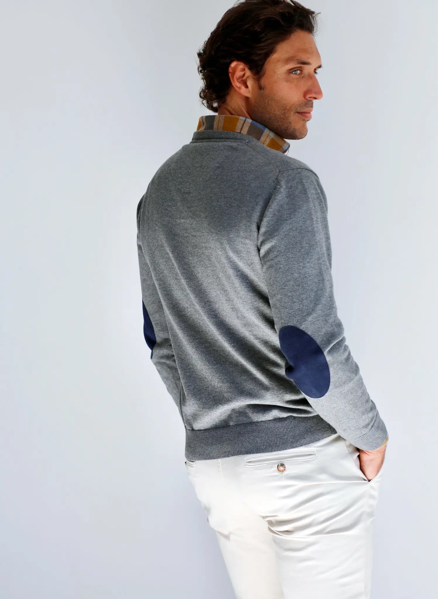Jersey Hombre Cuello Pico Gris Coderas Azules - Image 3