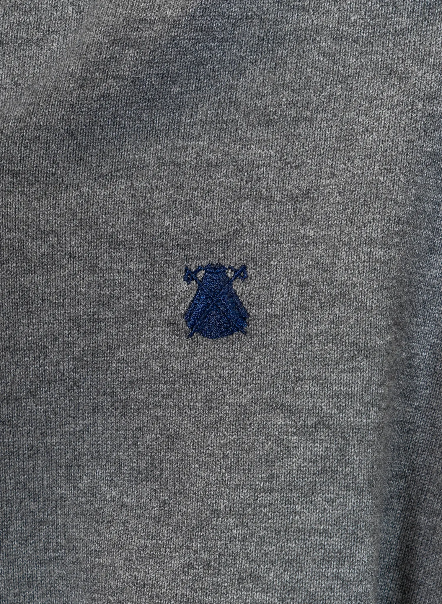 Jersey Hombre Cuello Pico Gris Coderas Azules - Image 5