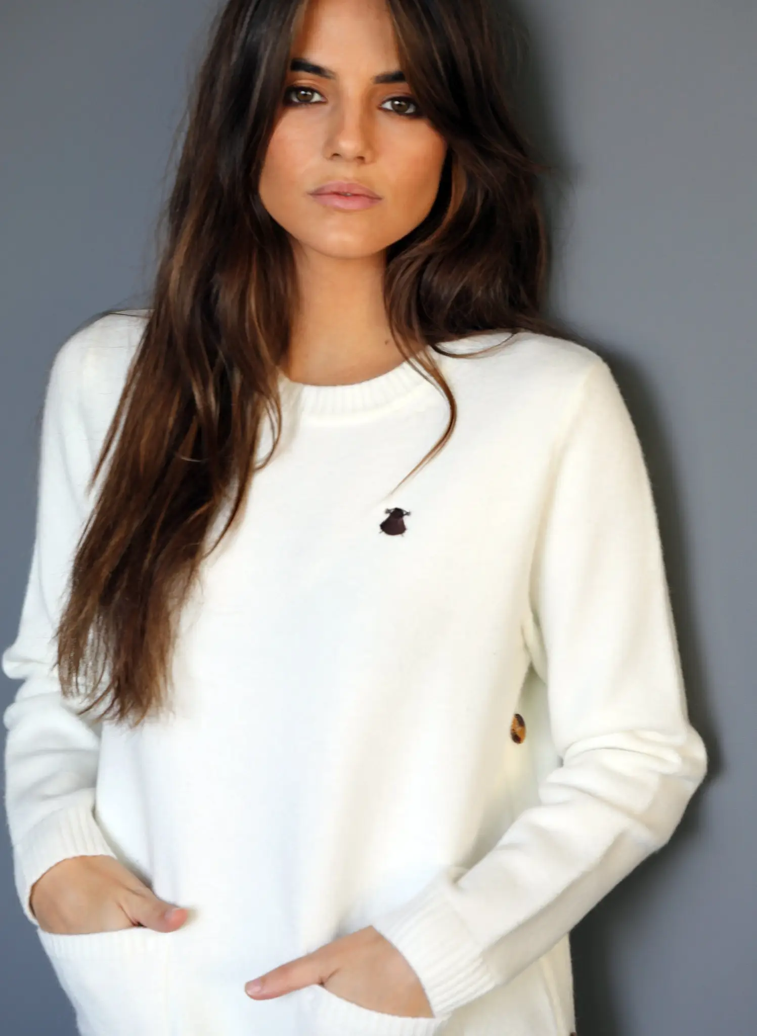 Jersey Blanco Roto Botones Mujer - Image 4