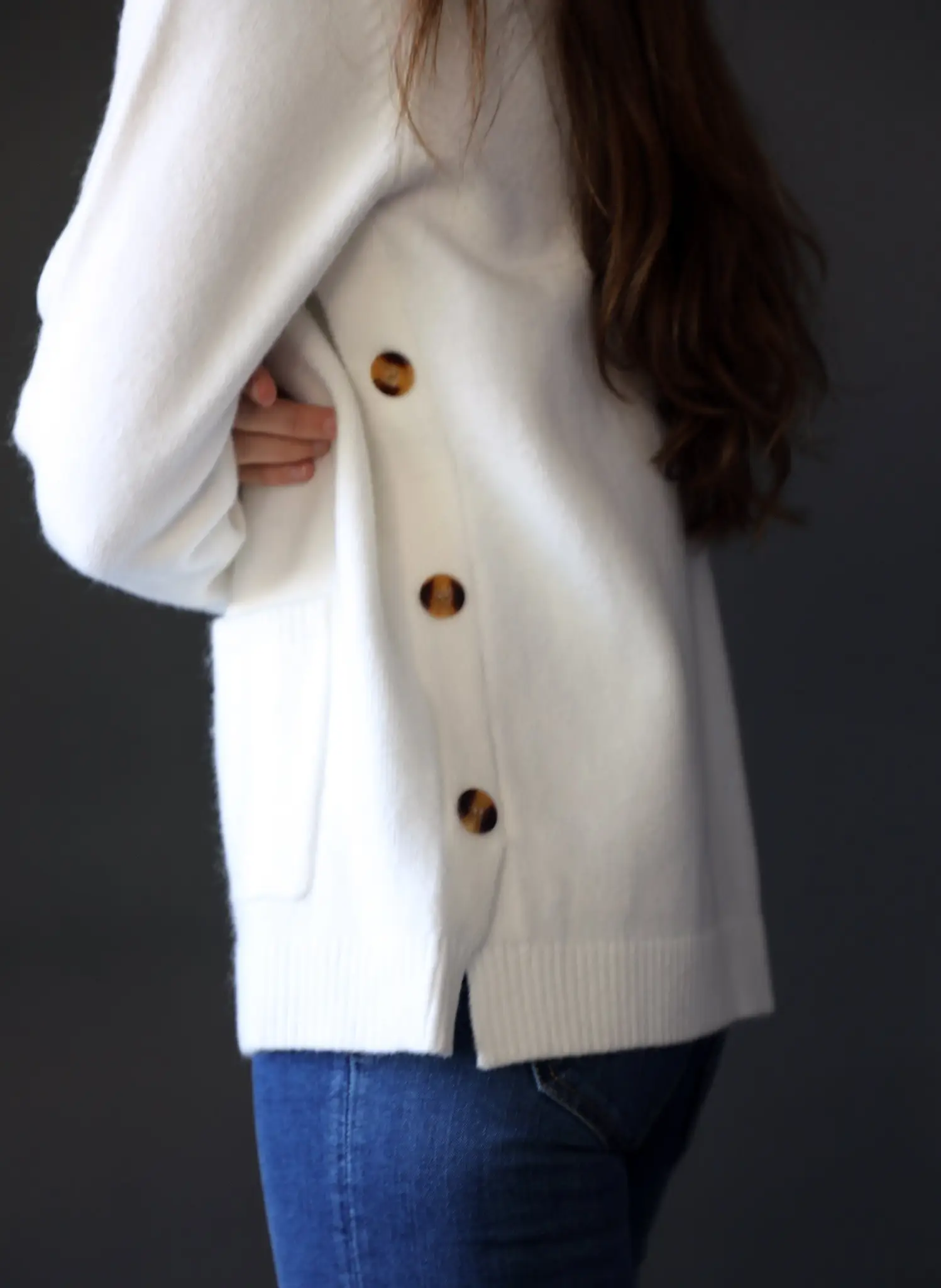 Jersey Blanco Roto Botones Mujer - Image 5