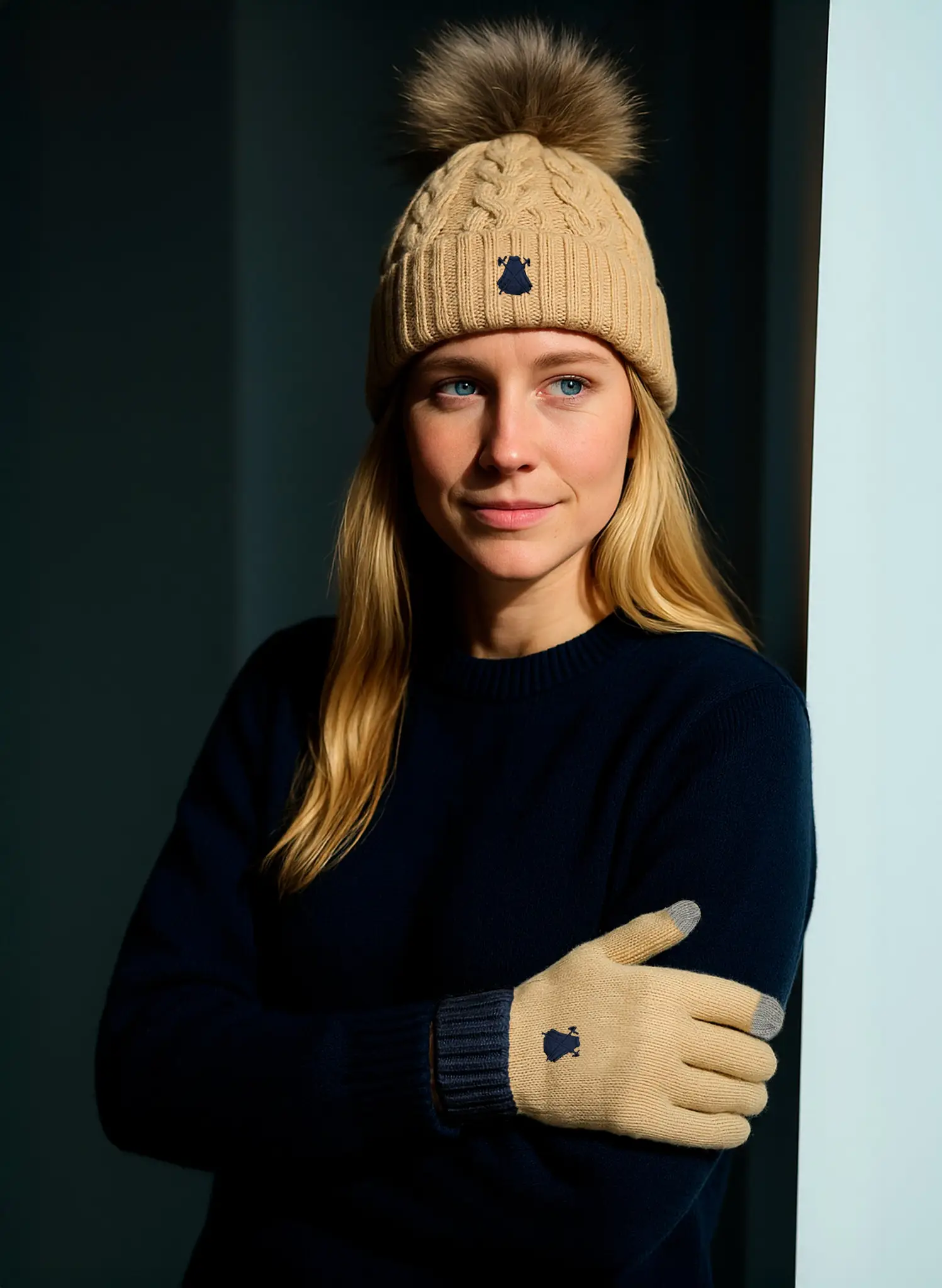 Pack de Gorro Y Guantes Camel Mujer - Image 3