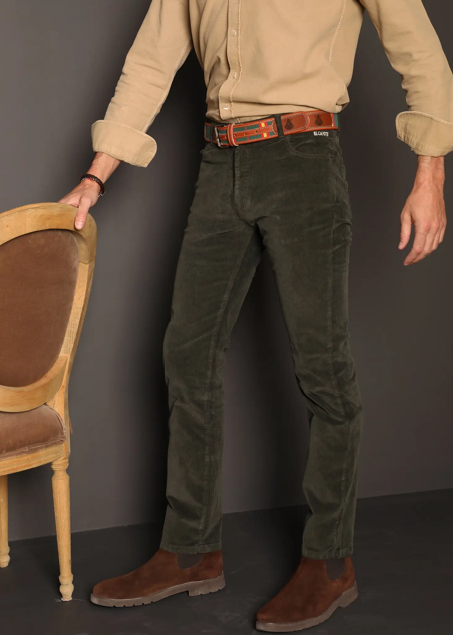 Pantalón Verde Bosque Micro Pana Hombre - Image 4