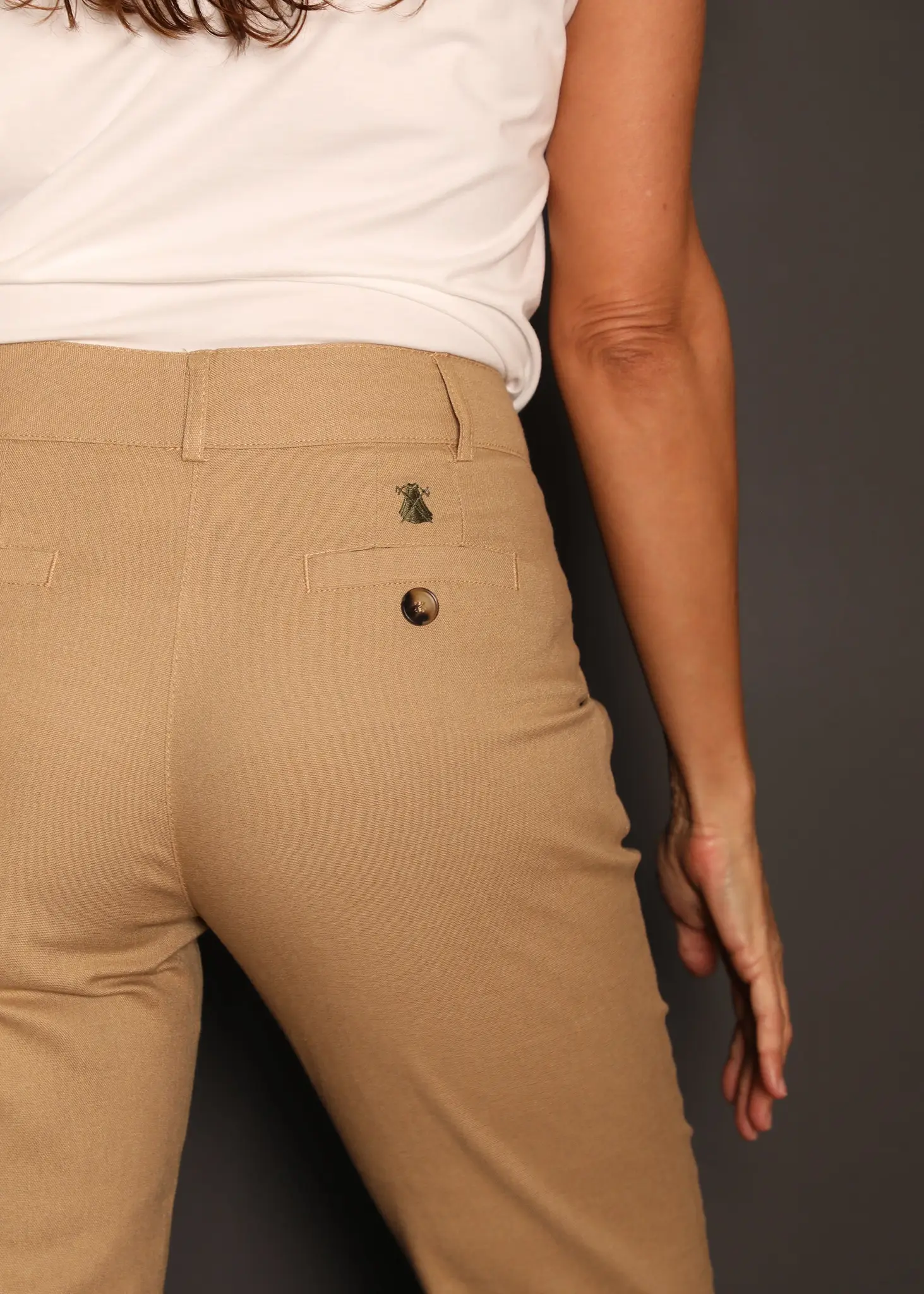 Pantalón Lino Camel Pinzas Mujer - Image 4