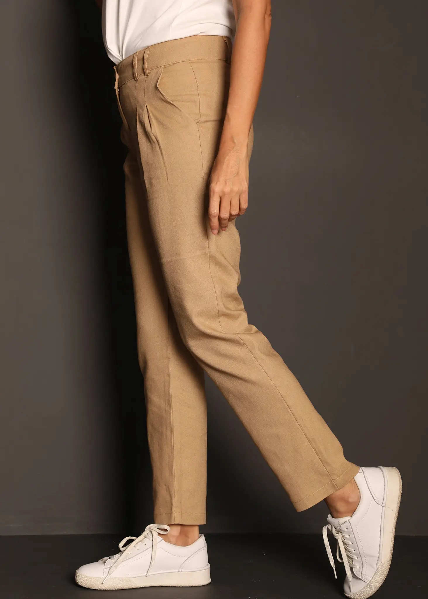 Pantalón Lino Camel Pinzas Mujer - Image 5