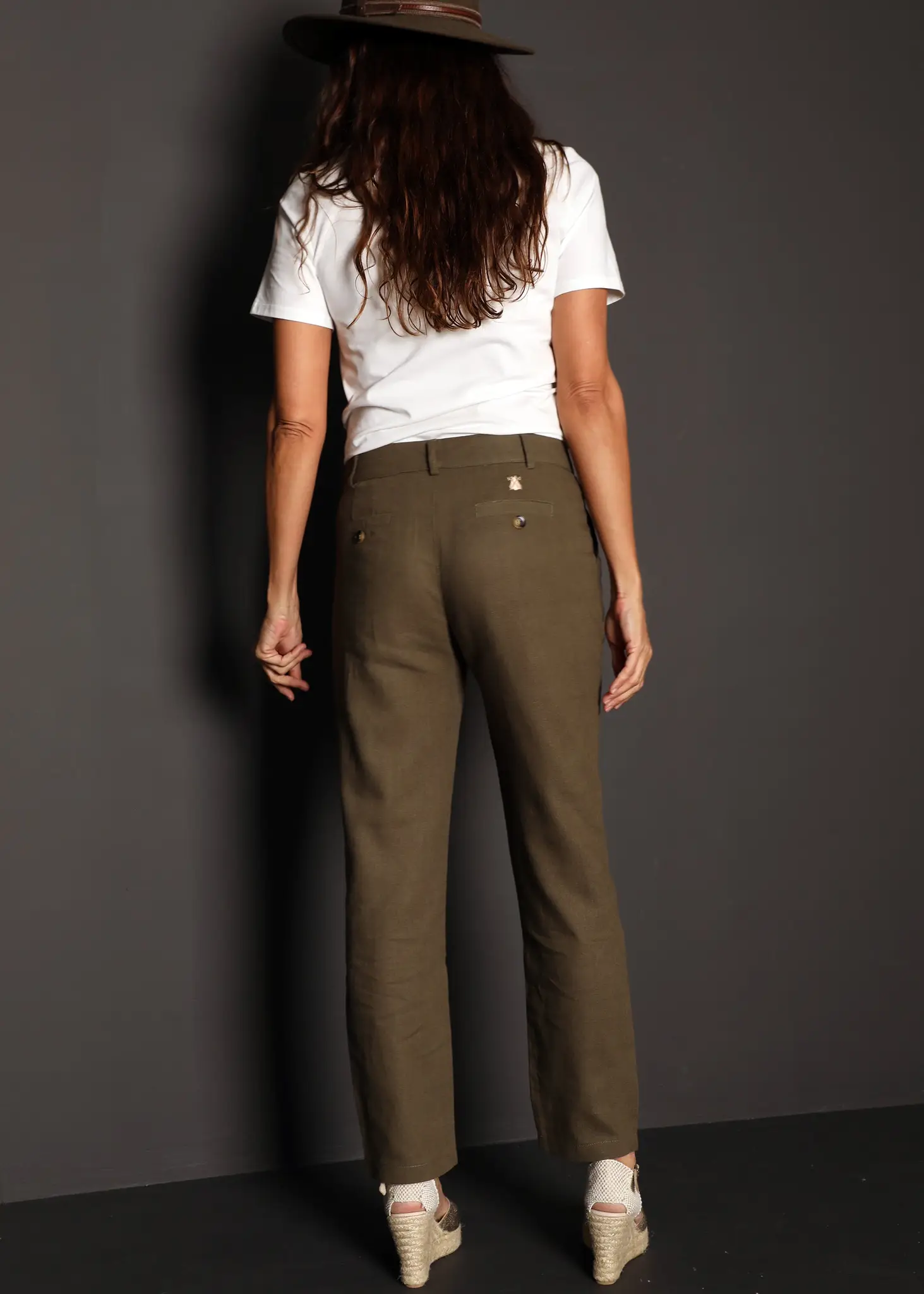 Pantalón Lino Kaki Pinzas Mujer - Image 4
