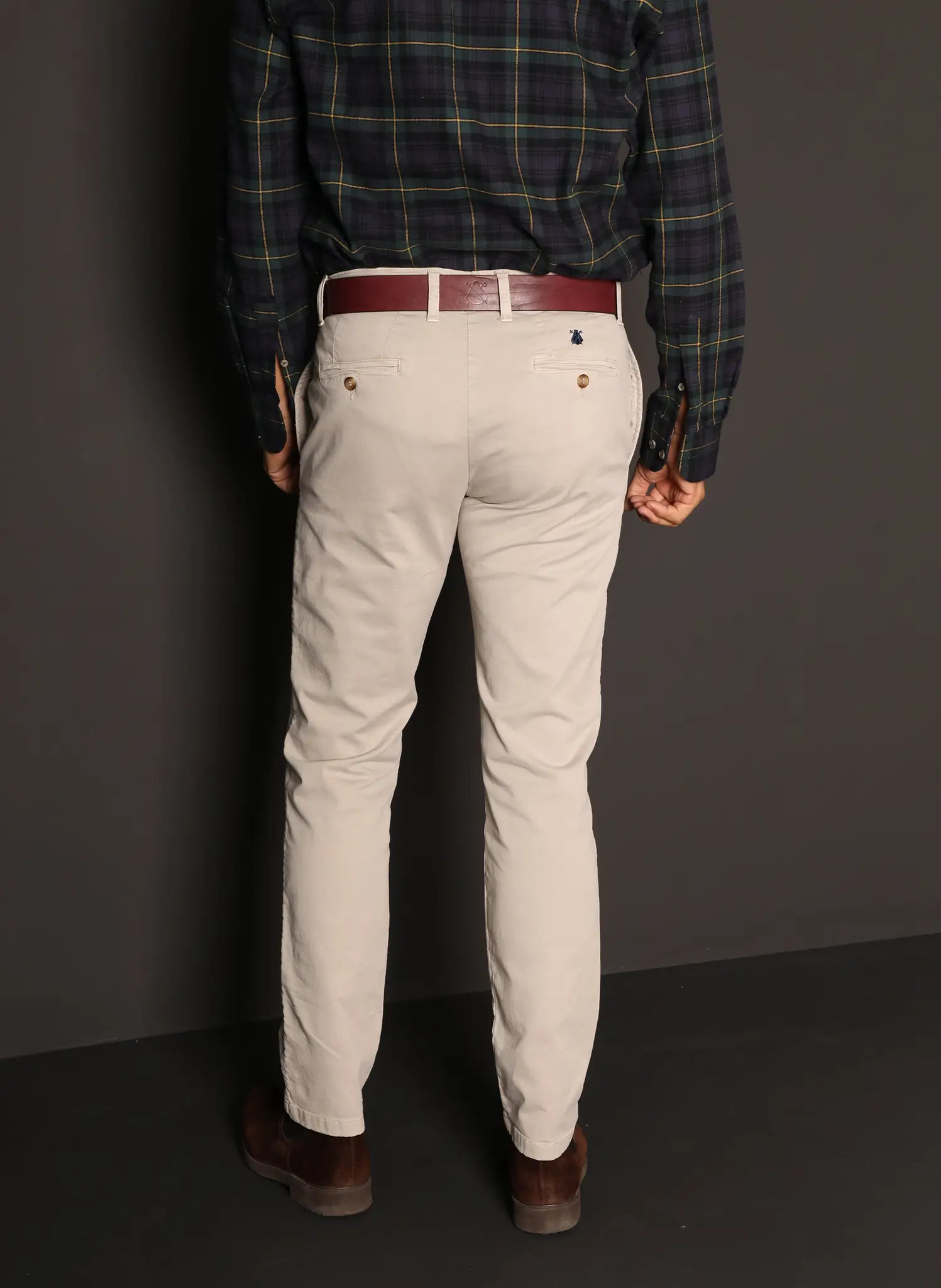 Pantalón Chino Color Piedra Confort Hombre - Image 3