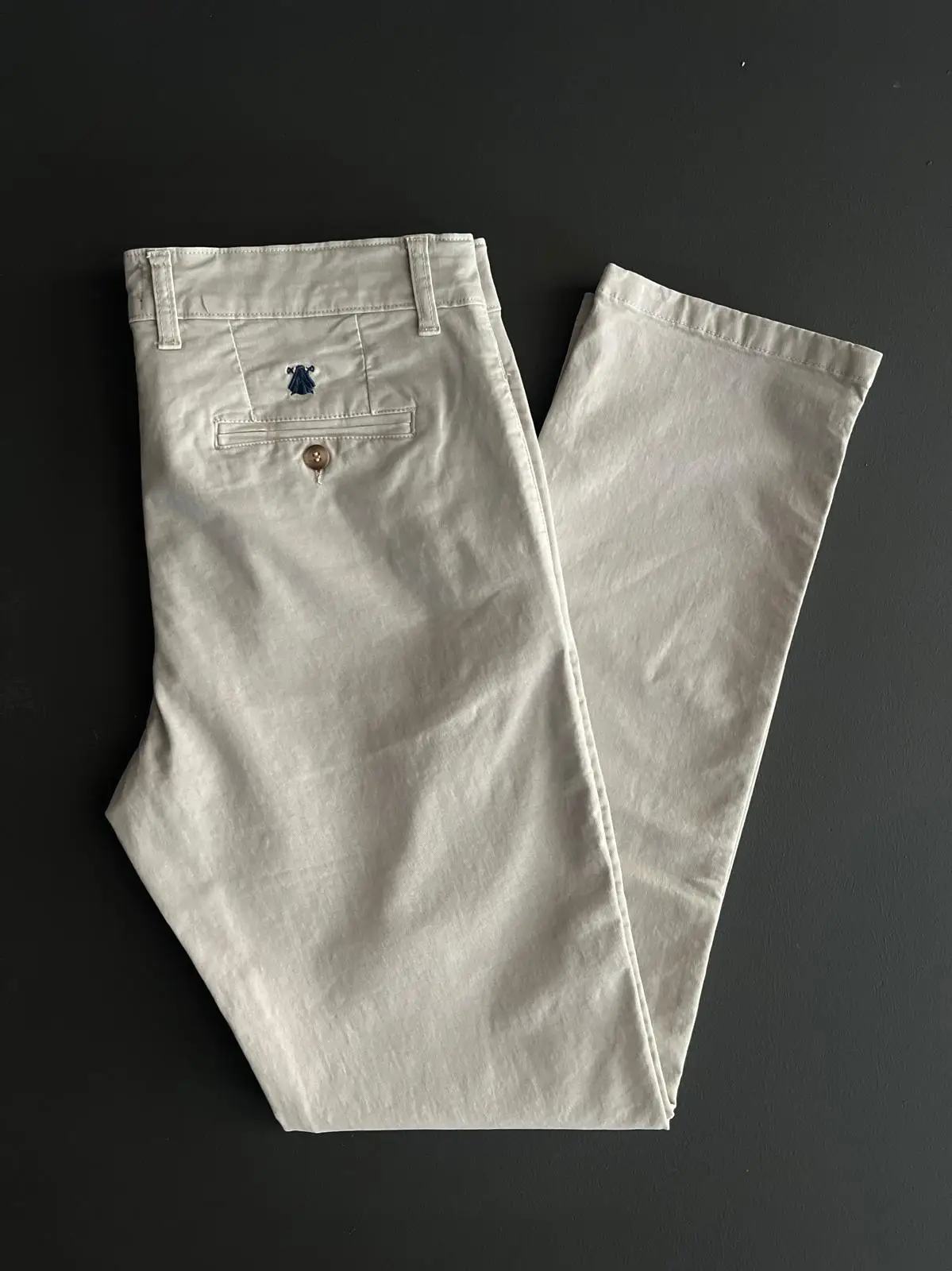 Pantalón Chino Color Piedra Confort Hombre - Image 4