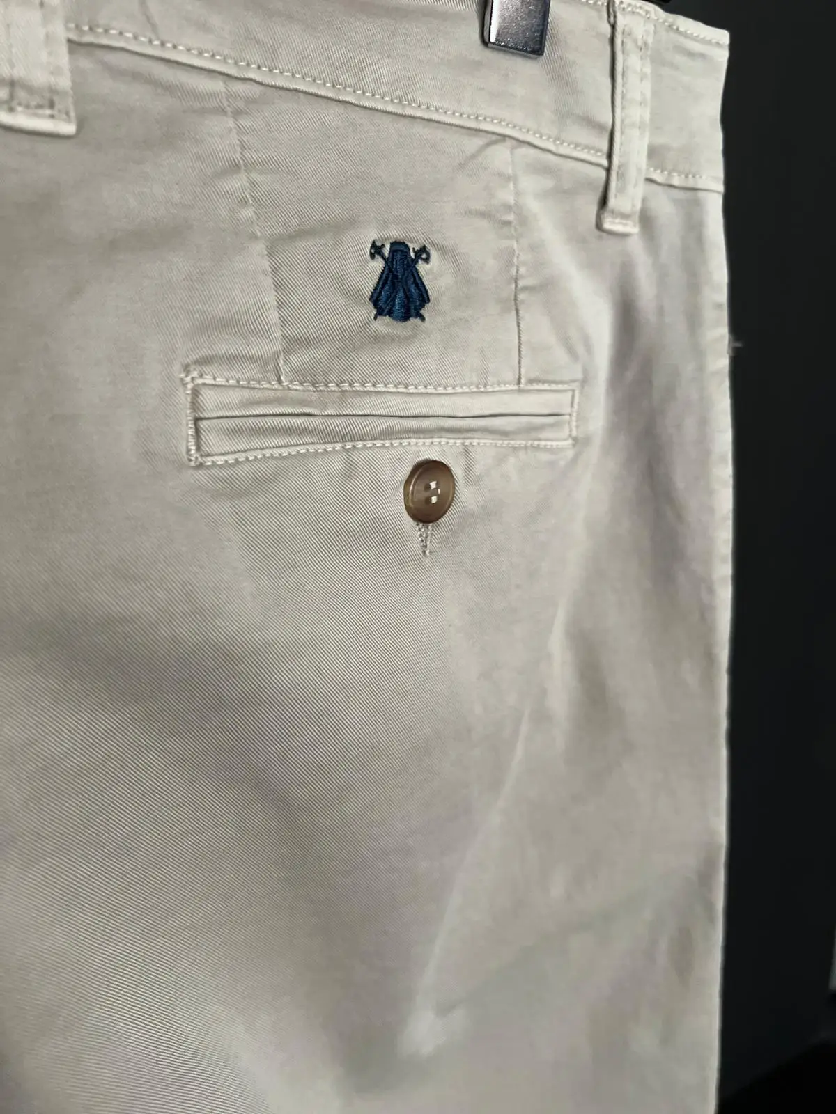 Pantalón Chino Color Piedra Confort Hombre - Image 5