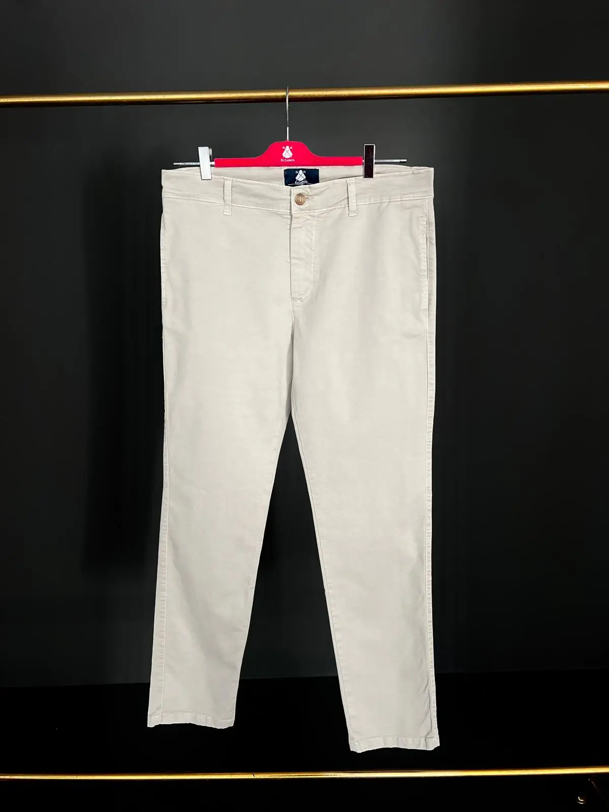 Pantalón Chino Color Piedra Confort Hombre - Image 6