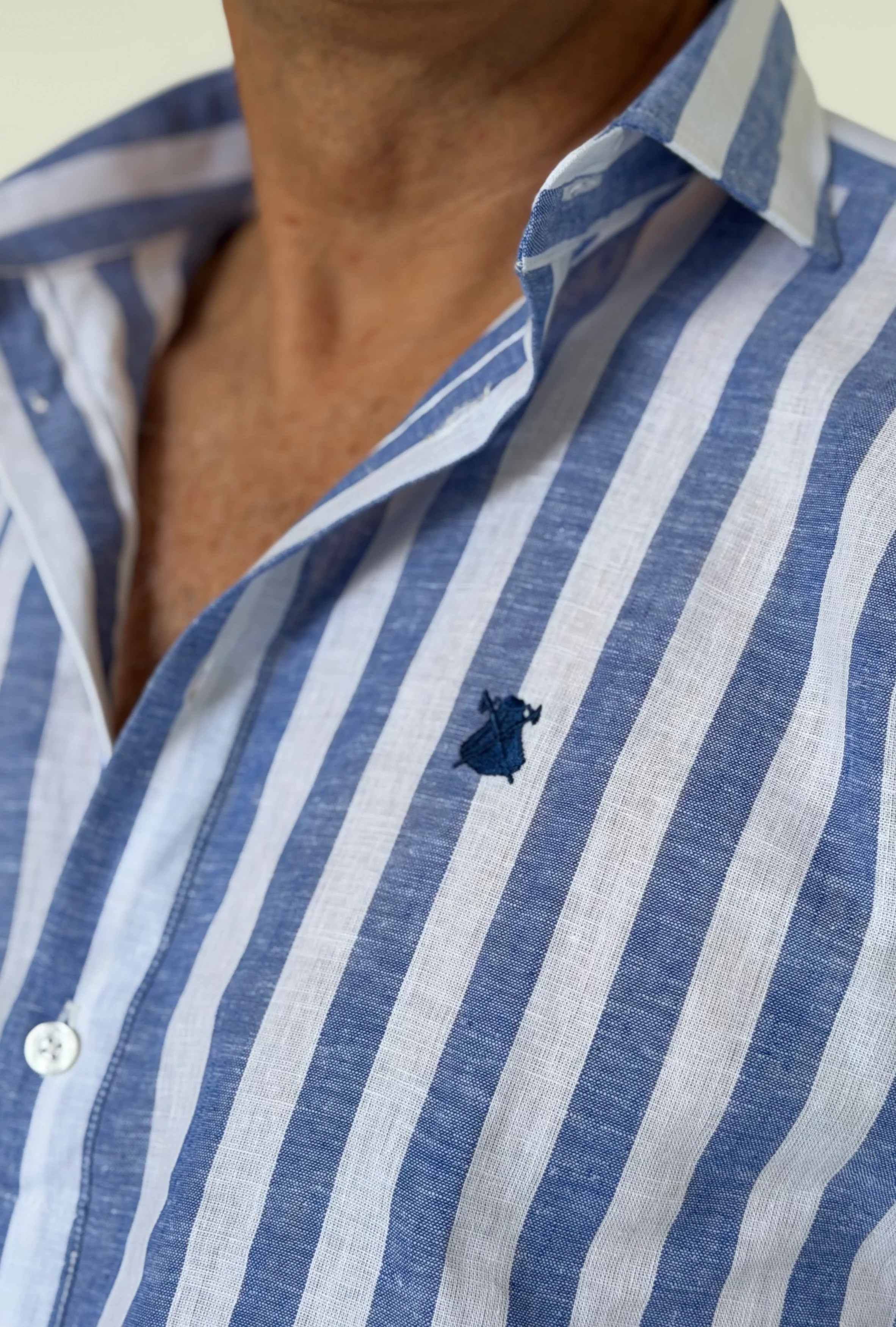 Polera Raya Ancha Azul Lino Hombre - Image 3