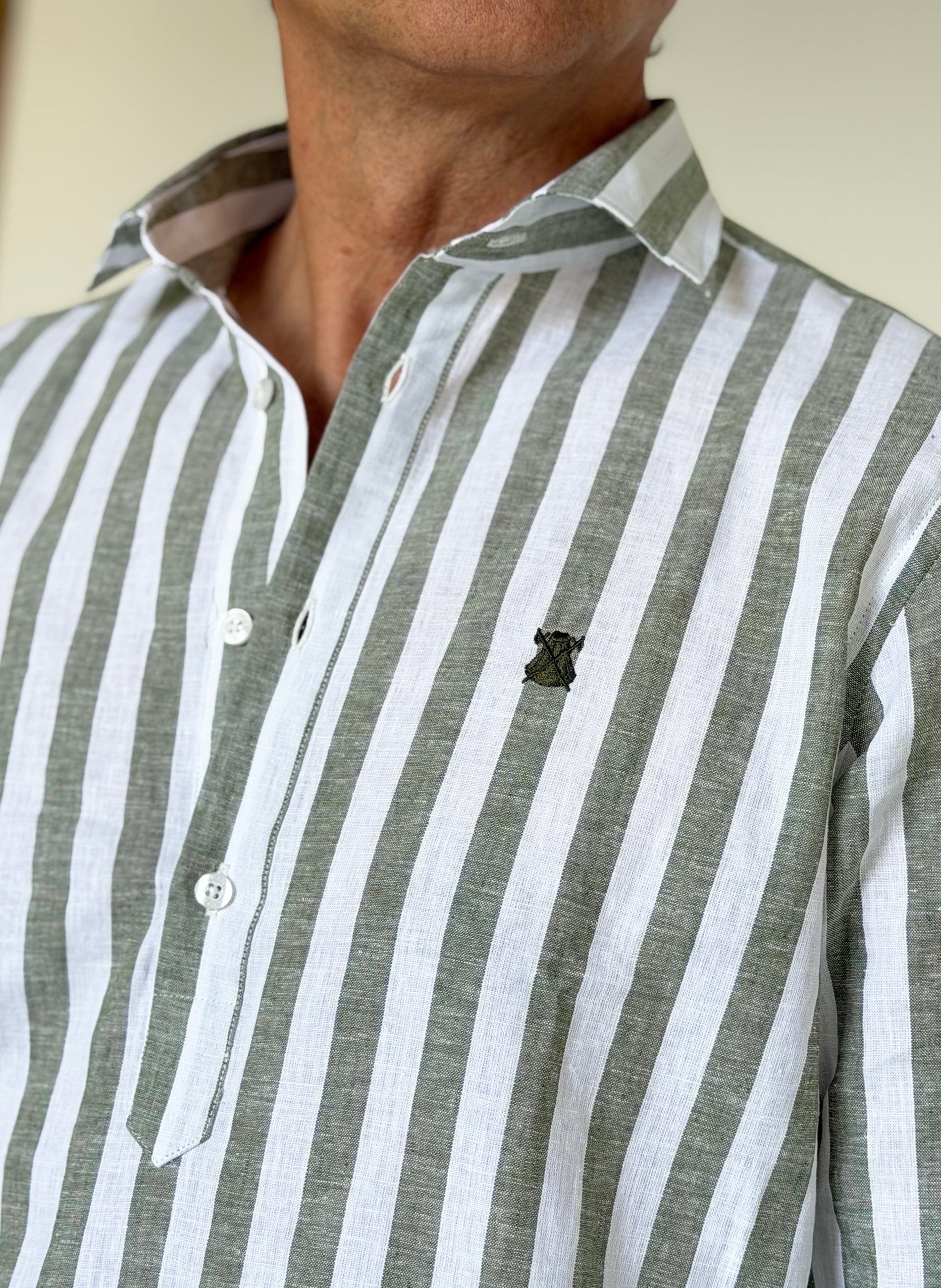 Polera Raya Ancha Kaki Lino Hombre - Image 3