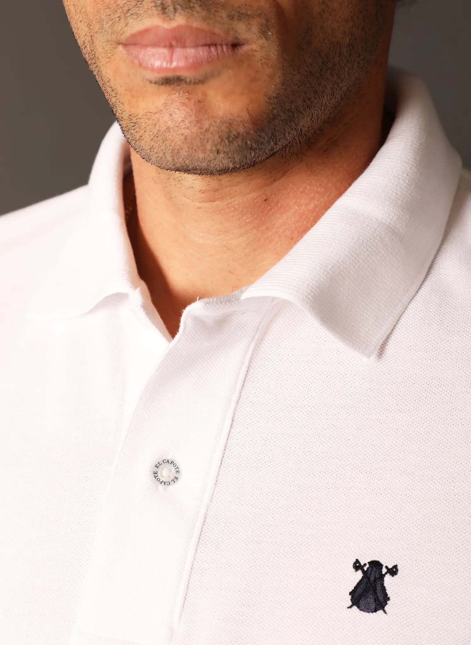 Polo Blanco Classic Logo Azul Hombre - Image 3
