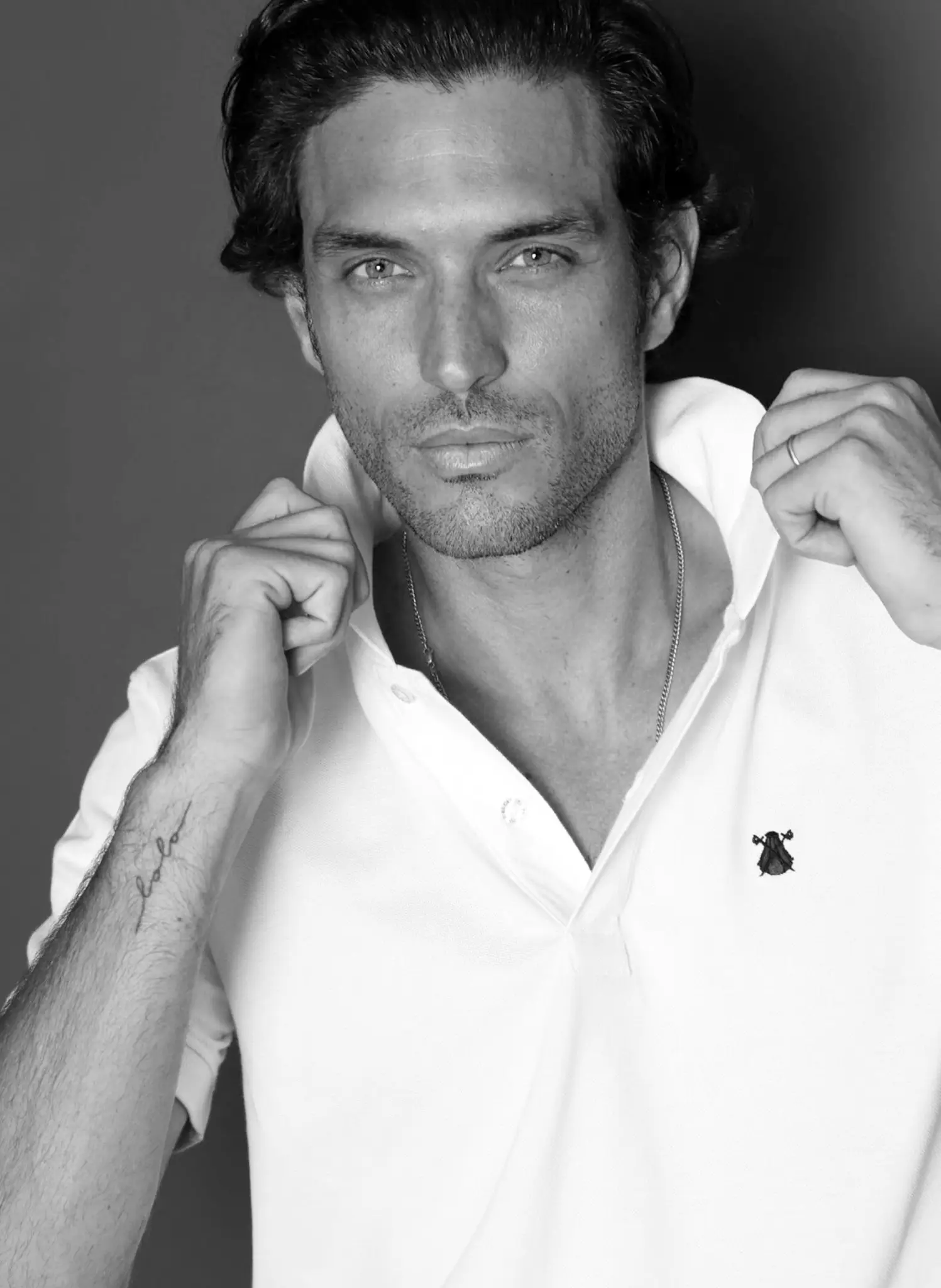 Polo Blanco Classic Logo Azul Hombre - Image 4